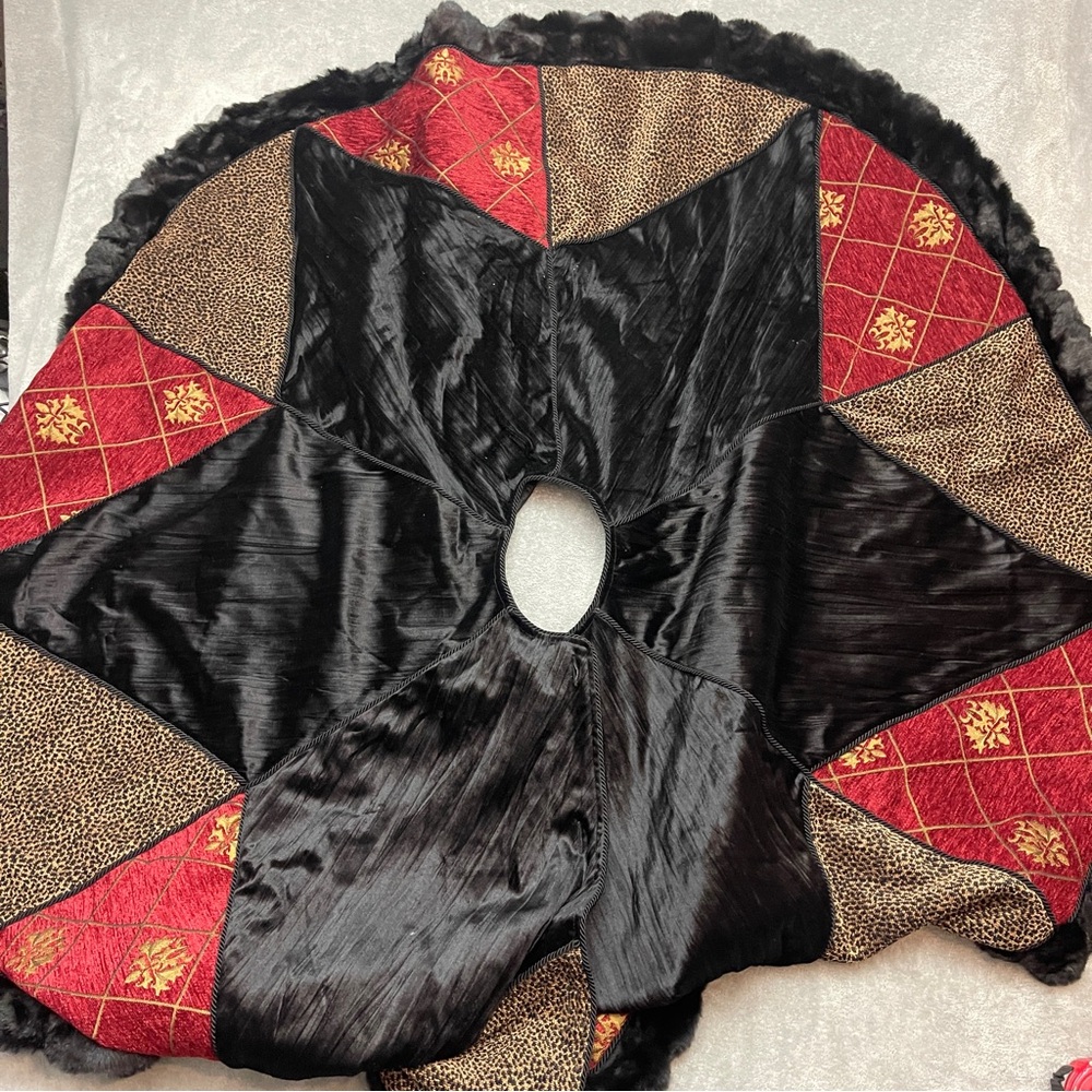 Villa Bacci Black Velvet Faux Fur Tree Skirt Quilted Buttons Christmas